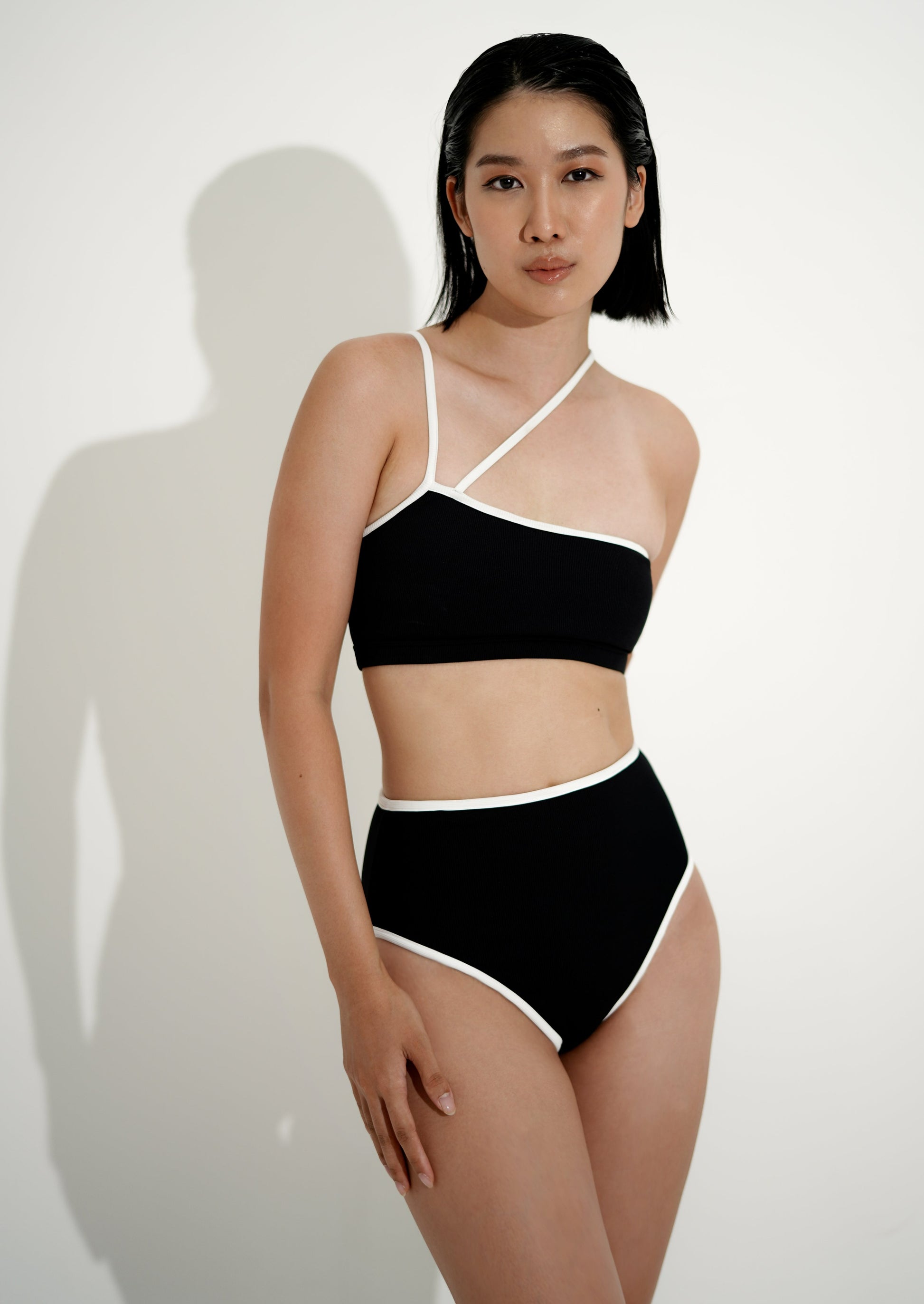 Asymmetrical shoulder strap bikini top black